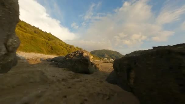 Drone gennem klipper på stranden og kystlinjen – Stock-video