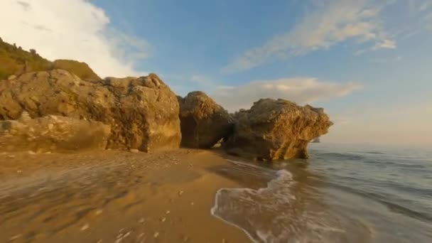 Drone à travers les rochers de plage à la mer — Video