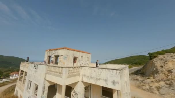 Corfuの放棄された建物を歩く女性に続くドローン — ストック動画