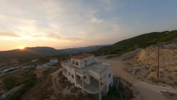 Dron nad opuštěnou budovou na kopci Korfu při západu slunce — Stock video