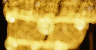 Parlak Altın Noel Işıkları Gece parıldıyor