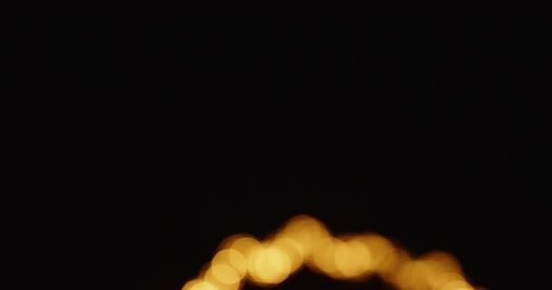 Weihnachtsbeleuchtung über Torbogen in der Nacht — Stockvideo