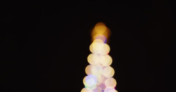 Julgran form täckt med ljus på natten — Stockvideo