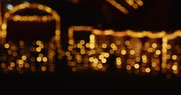 Jasne światła świąteczne na markizy i choinki w nocy — Wideo stockowe