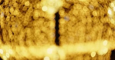 Parlak Altın Noel Işıkları Gece parıldıyor