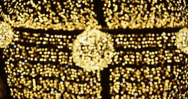 Λαμπερά χρυσά χριστουγεννιάτικα φώτα που λάμπουν τη νύχτα — Αρχείο Βίντεο