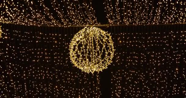 Λαμπερά χρυσά χριστουγεννιάτικα φώτα που λάμπουν τη νύχτα — Αρχείο Βίντεο
