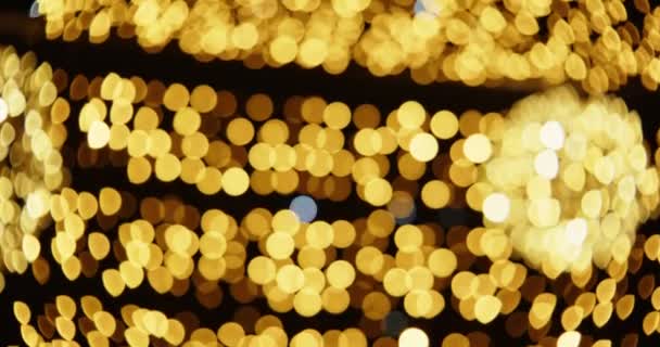 Яркие золотые рождественские огни, сверкающие ночью — стоковое видео