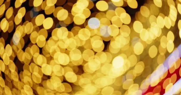 Helle goldene Weihnachtsbeleuchtung mit rotem und weißem Band — Stockvideo