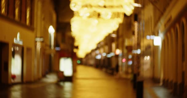 City Street brillando con luz dorada bajo brillantes luces navideñas — Vídeo de stock