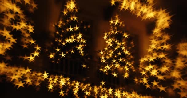 Brillantes formas de estrellas de luces de Navidad iluminadas en las decoraciones de árboles — Vídeo de stock
