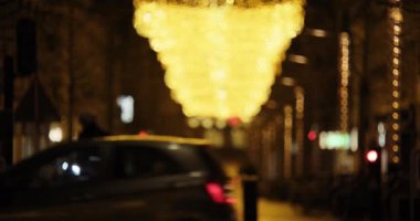 Bisikletli Adam Parlayan ve Altın Noel Işıkları Altında