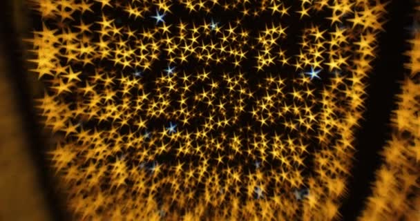 Блистающие звезды рождественских огней под черным ночным небом над городской улицей — стоковое видео