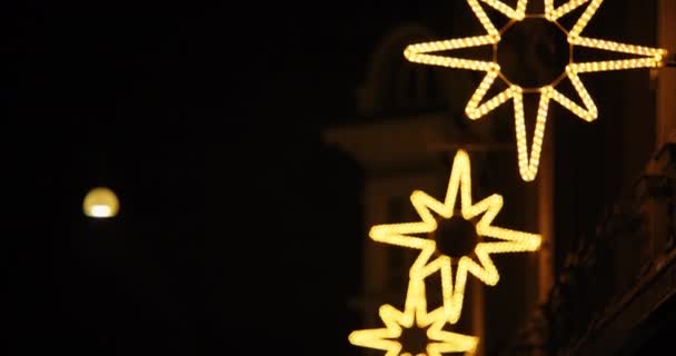 Árbol de Navidad en forma de estrella decoraciones en el edificio — Vídeos de Stock