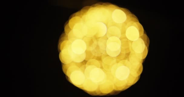 Goldene Weihnachtsbeleuchtung in Kugelform rückt in den Fokus — Stockvideo