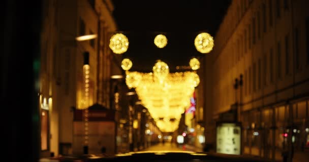 City Street świecące ze złotymi świątecznymi światłami w nocy — Wideo stockowe