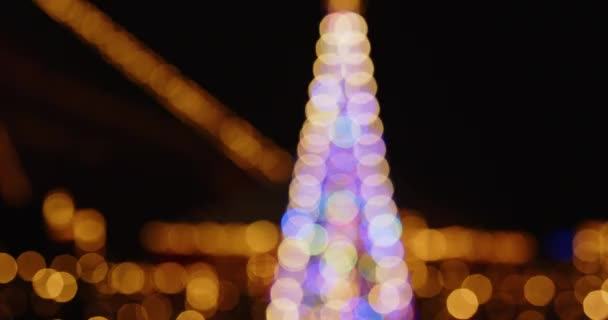Rozostřený naklápěcí záběr vánoční světla — Stock video
