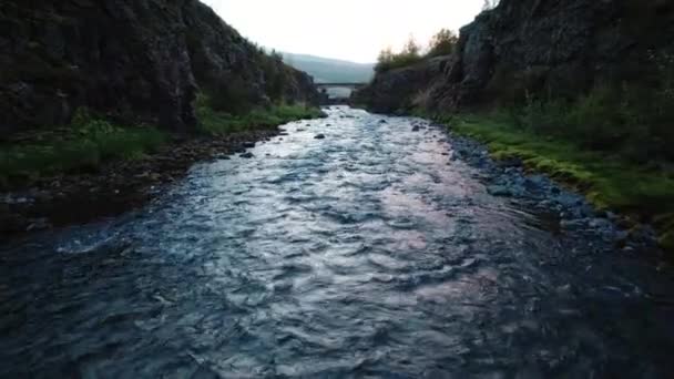 Dron nad rzeką w kanionie Akureyri — Wideo stockowe