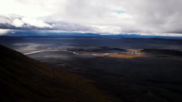 Drönare över Berglandskapet på Island — Stockvideo