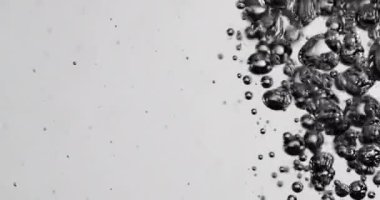 Suya Sıvı Dökülüyor Yükselen kabarcıklara sebep oluyor