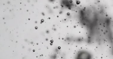 Suya Sıvı Dökülüyor Yükselen kabarcıklara sebep oluyor