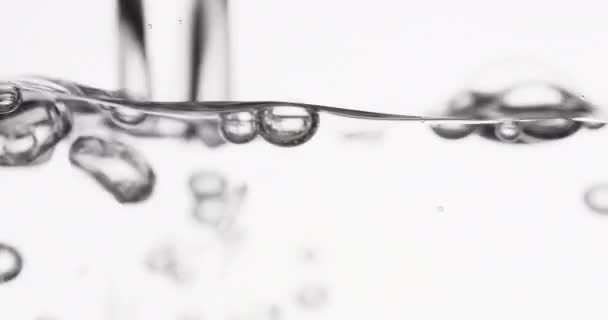 Surface de l'eau se déplaçant comme liquide verse dedans et crée des bulles — Video