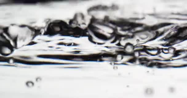 泡と水の移動面が表示され、ポップ — ストック動画