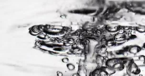 Pohybující se povrch vody s bublinami objevují a praskají — Stock video