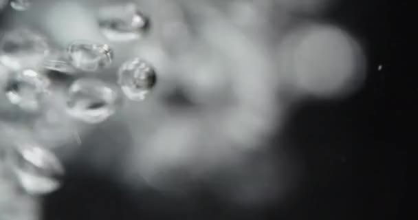 Oskärpa skott av stigande bubblor i vatten — Stockvideo