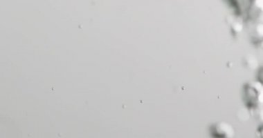 Suda kabarcıklar düşüyor ve yükseliyor