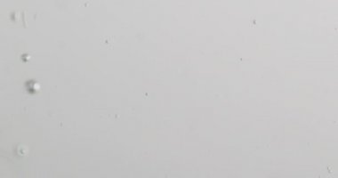 Suda kabarcıklar düşüyor ve yükseliyor