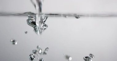 Sıvı suya dökülür ve kabarcıklar oluşturulur