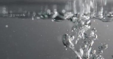 Su yüzeyinden sıvı akışı ve kabarcıklar oluşturur