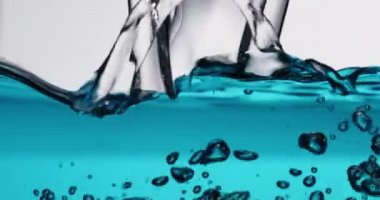 Sıvı Mavi Su yüzeyine dökülüyor