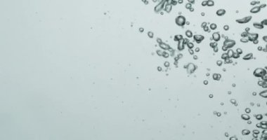 Sıvının suya dökülmesi Yükselen kabarcıklar yaratır