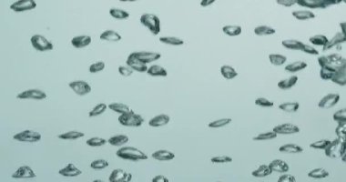 Yükselen Baloncuklar Mavi Arkaplan Karşısında Suda Hareket Ediyor