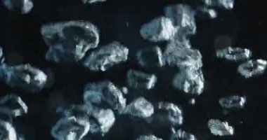 Yükselen Baloncuklar Kara Arkaplan Karşısında Suda Hareket Ediyor