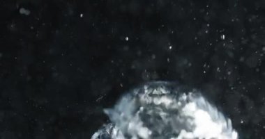 Yükselen Baloncuklar Kara Arkaplan Karşısında Suda Hareket Ediyor