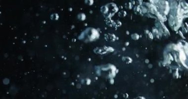Yükselen Baloncuklar Kara Arkaplan Karşısında Suda Hareket Ediyor