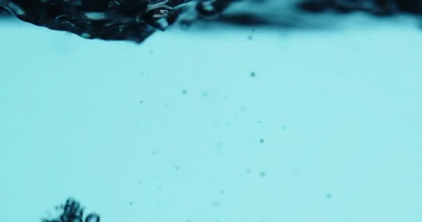 Φυσαλίδες ανεβαίνει στην επιφάνεια του νερού — Αρχείο Βίντεο