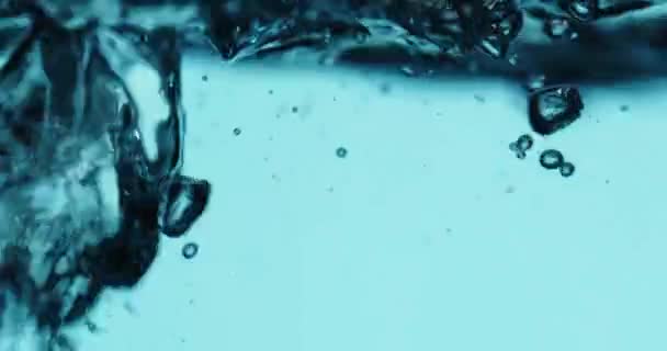 Bulles abstraites montant à la surface de l'eau — Video