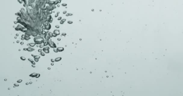 Vloeistof wordt gegoten in het water creëren van stijgende bellen — Stockvideo