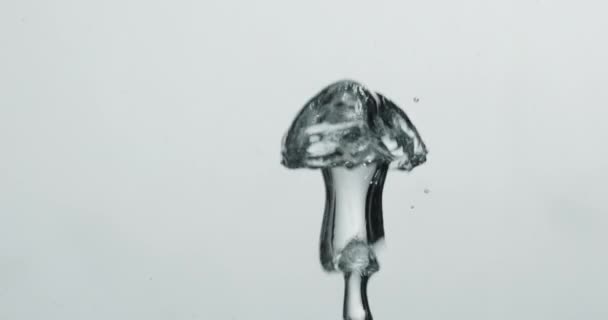 De plus en plus abstraites bulles en forme se déplaçant dans l'eau — Video