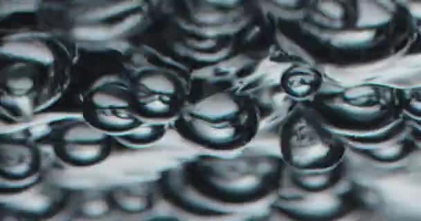 Bubliny stoupající na pohybující se hladinu vody a praskání — Stock video