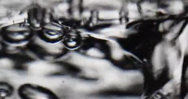 Pęcherzyki na ruchomej powierzchni wody na białym tle — Wideo stockowe