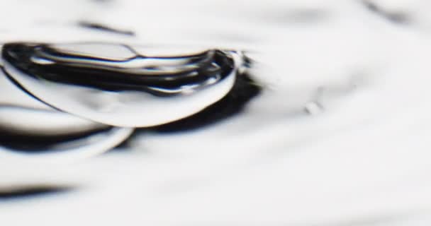 Κινούμενη επιφάνεια του νερού με φυσαλίδες που εμφανίζονται και popping — Αρχείο Βίντεο