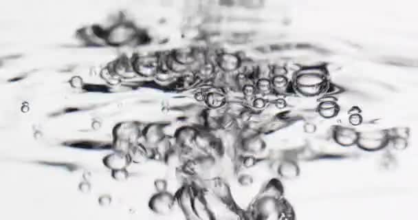 Agua que se vierte en líquido creando burbujas — Vídeo de stock