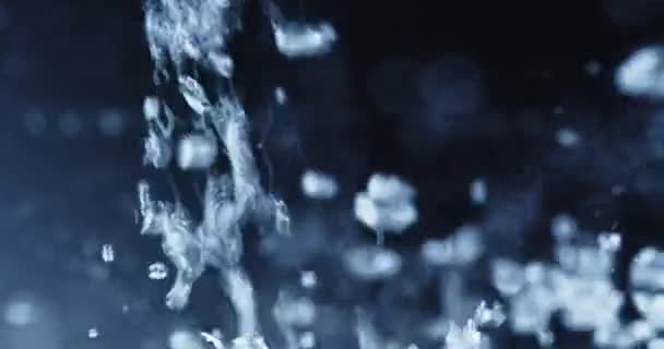 Agua que vierte en el tanque de agua con burbujas en aumento — Vídeos de Stock