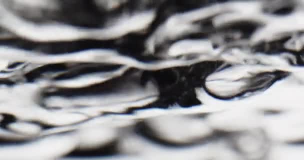 Bolhas abstratas flutuando à superfície da água — Vídeo de Stock