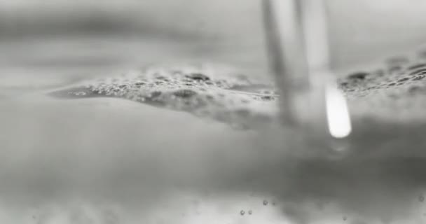 Flüssigkeit wird mit Blasen an die Oberfläche geschüttet — Stockvideo